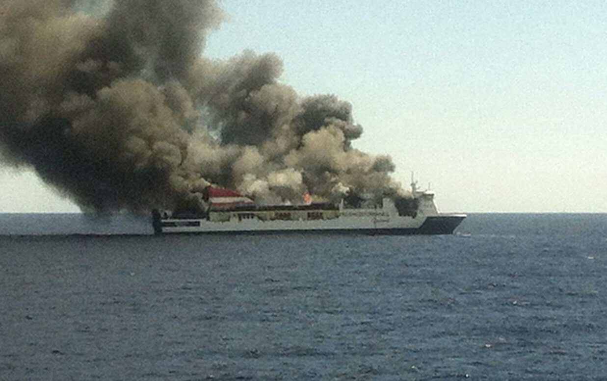 Mαγιόρκα: Πλοίο τυλίχθηκε στις φλόγες, σώοι οι 152 επιβάτες