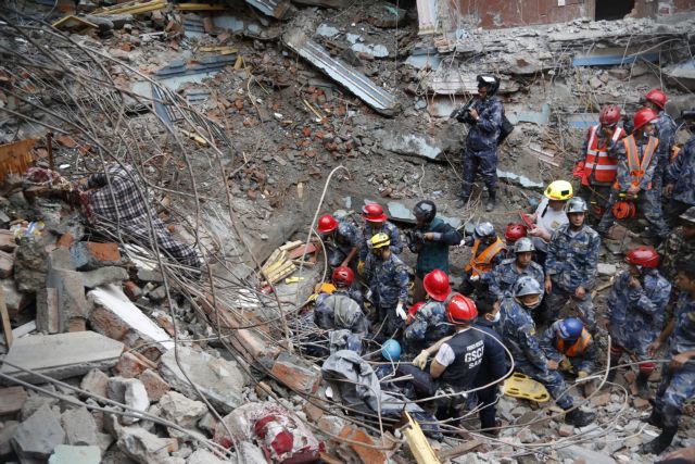 Πέντε ημέρες μετά, έφηβος βγήκε ζωντανός από τα ερείπια στο Νεπάλ