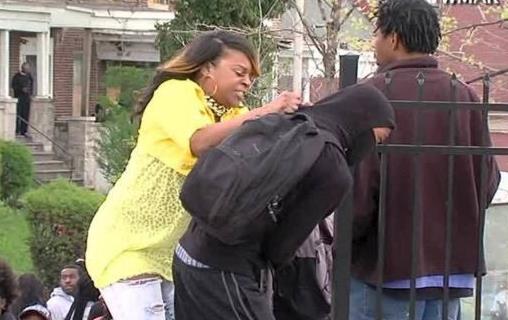 Βαλτιμόρη: Tι λέει η μητέρα που τις έβρεξε στον κουκουλοφόρο γιο της