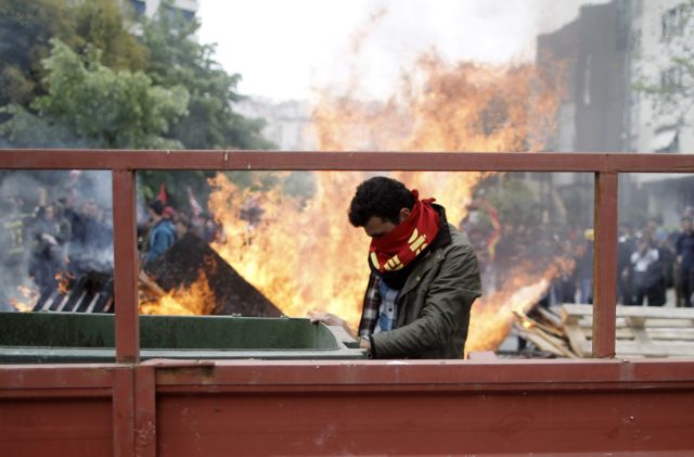Μάχες αστυνομίας-διαδηλωτών γύρω από την αποκλεισμένη πλατεία Ταξίμ