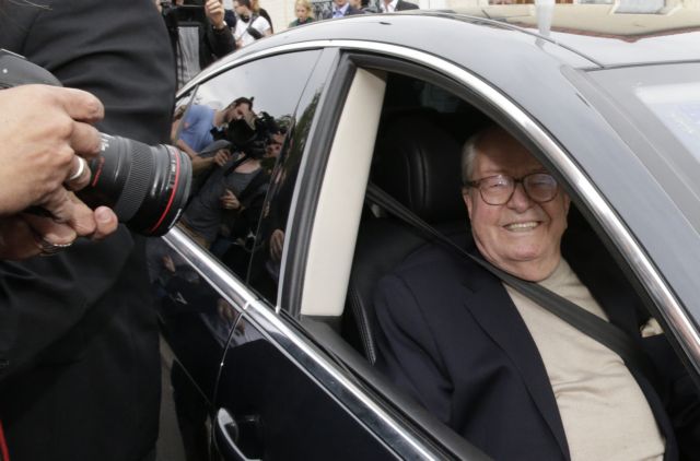 Σε «διαθεσιμότητα» ο Λεπέν, υπό εξέταση ο τίτλος του επίτιμου προέδρου