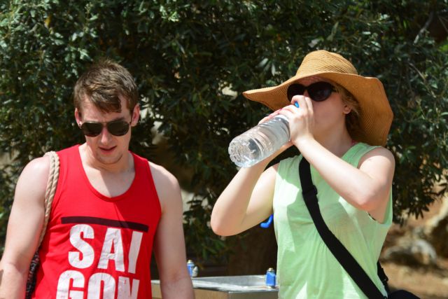 Μίνι καύσωνας εν όψει με το θερμόμετρο στους 34 βαθμούς την Πέμπτη