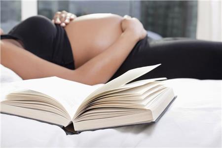 Εγκυμοσύνη: Μήπως η στάση που κοιμάστε είναι επικίνδυνη;
