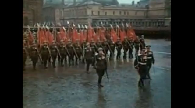 Βίντεο: Η πρώτη παρέλαση στη Μόσχα μετά τη νίκη του Κόκκινου Στρατού