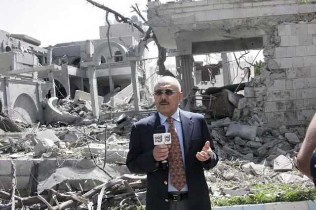 O τέως πρόεδρος της Υεμένης μεταδίδει… ζωντανά από το βομβαρδισμένο σπίτι του