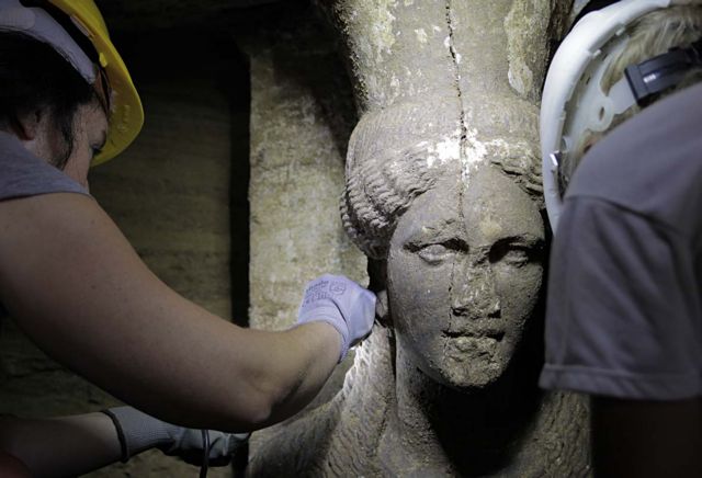 Πετράτος: Άτεχνη σκηνοθετημένη ιστορία η ανασκαφή στην Αμφίπολη