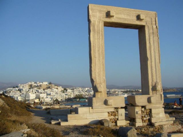 Εξερευνώντας τη Νάξο μέσα από ένα τραγούδι για το καλοκαίρι