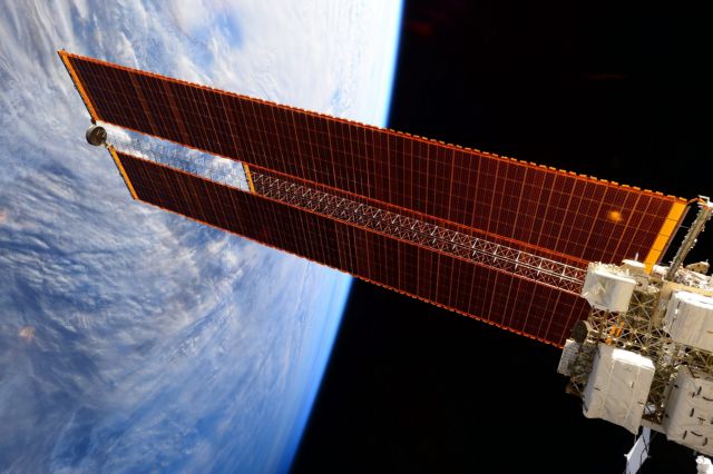 Για έναν μήνα παρατείνεται η παραμονή τριών αστροναυτών στον ISS