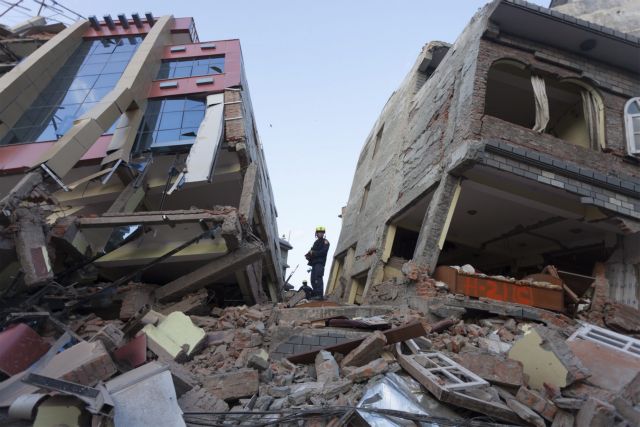 Εικόνες πανικού και καταστροφής στο Νεπάλ από το νέο σεισμό