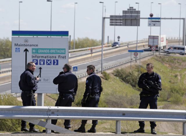 Σοκαριστικό βίντεο δείχνει την αστυνομική βία κατά μεταναστών στο Καλαί