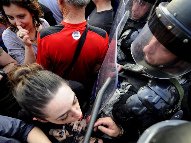 Η διαδηλώτρια με το κραγιόν απέναντι στα ΜΑΤ της ΠΓΔΜ