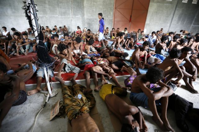 Σκάφος με πάνω από 700 μετανάστες κατάφερε να φτάσει στην Ινδονησία