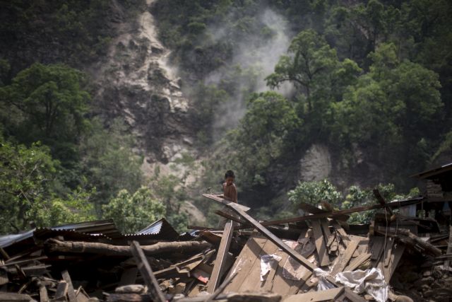 Ξεπέρασαν τους 8.500 οι νεκροί από τους σεισμούς στο Νεπάλ