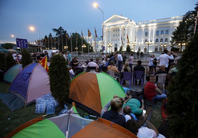 Με σκηνές στο κέντρο των Σκοπίων ζητούν την παραίτηση της κυβέρνησης