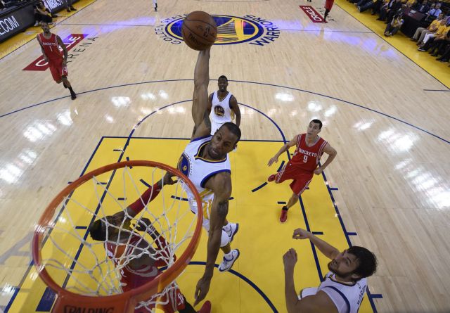 O Κάρι «οδήγησε» τους Γουόριορς στο 2-0 επί των Ρόκετς