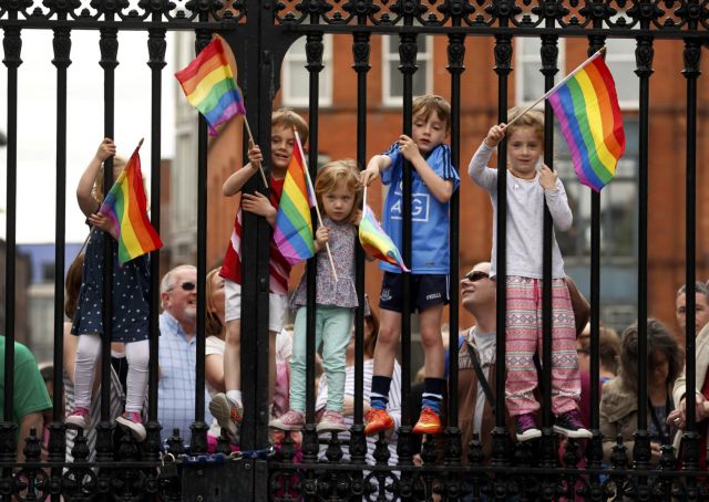 Στους δρόμους οι Ιρλανδοί, πανηγυρίζουν το «ναι» στους γάμους ομοφυλοφίλων