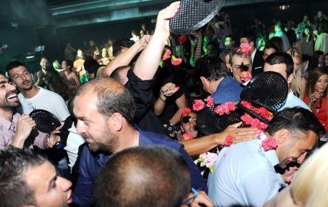 Γλέντι μέχρι πρωίας για το νταμπλ του Ολυμπιακού