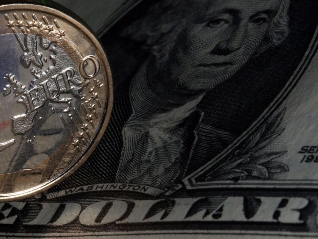 Πιέσεις στο ευρώ από Ελλάδα, Ισπανία και ποσοτική χαλάρωση