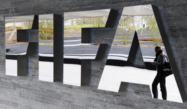 Χειροπέδες σε υψηλόβαθμα στελέχη της FIFA για δωροδοκίες εκατομμυρίων
