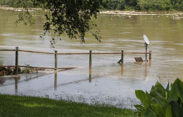 Οι Τεξανοί μαζεύουν το χάος από τις πλημμύρες, τουλάχιστον 21 νεκροί
