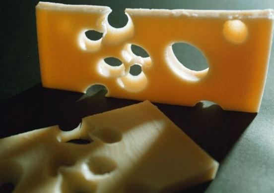 Λύθηκε το μυστήριο της τρύπας στα ελβετικά τυριά