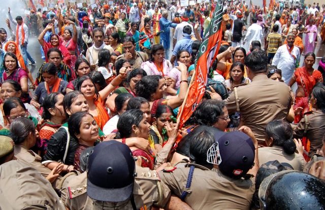 Εξαγριωμένο πλήθος λίντσαρε Ινδό που θυσίασε ένα 5χρονο αγόρι