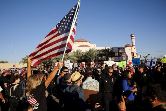 ΗΠΑ: Ισλαμοφοβική διαδήλωση έξω από τέμενος στο Φοίνιξ