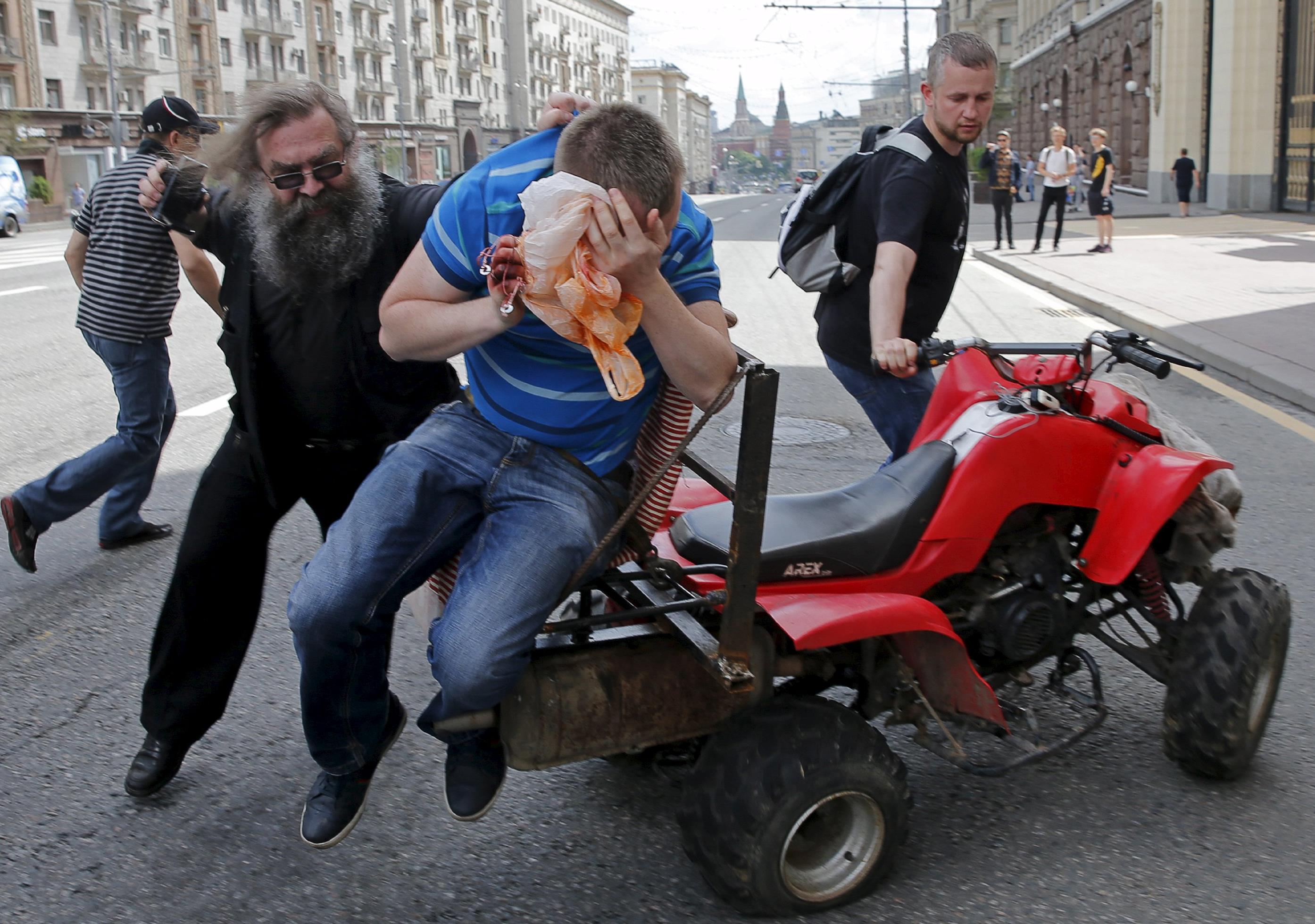 Μόσχα: Γροθιές και σπρέι πιπεριού σε συγκέντρωση για τα γκέι δικαιώματα