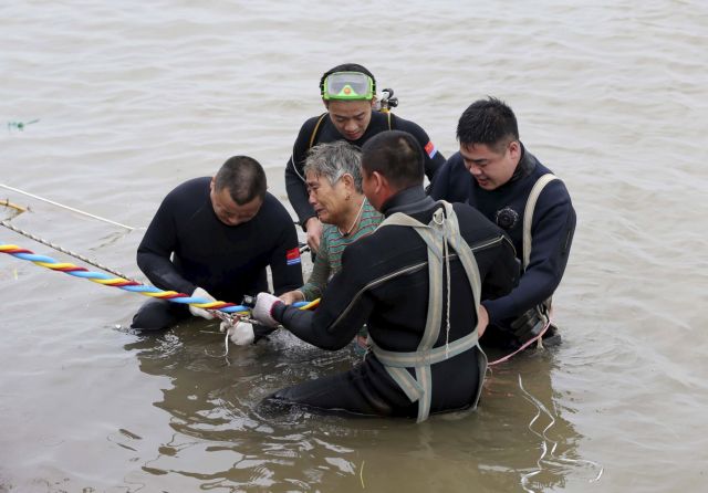 Κίνα: Πλοίο με 458 επιβαίνοντες ανατράπηκε στον ποταμό Γιανγκτσέ