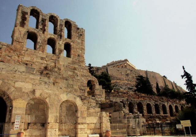 Φθορές σε τιμητική μαρμάρινη στήλη κοντά στο Ηρώδειο