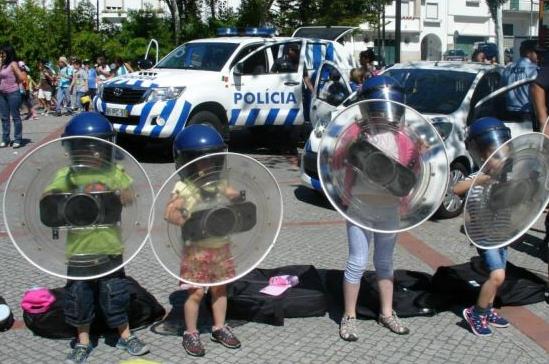 Σάλος στην Πορτογαλία: Μικρά παιδιά σε ρόλο αστυνομικών και ταραξιών
