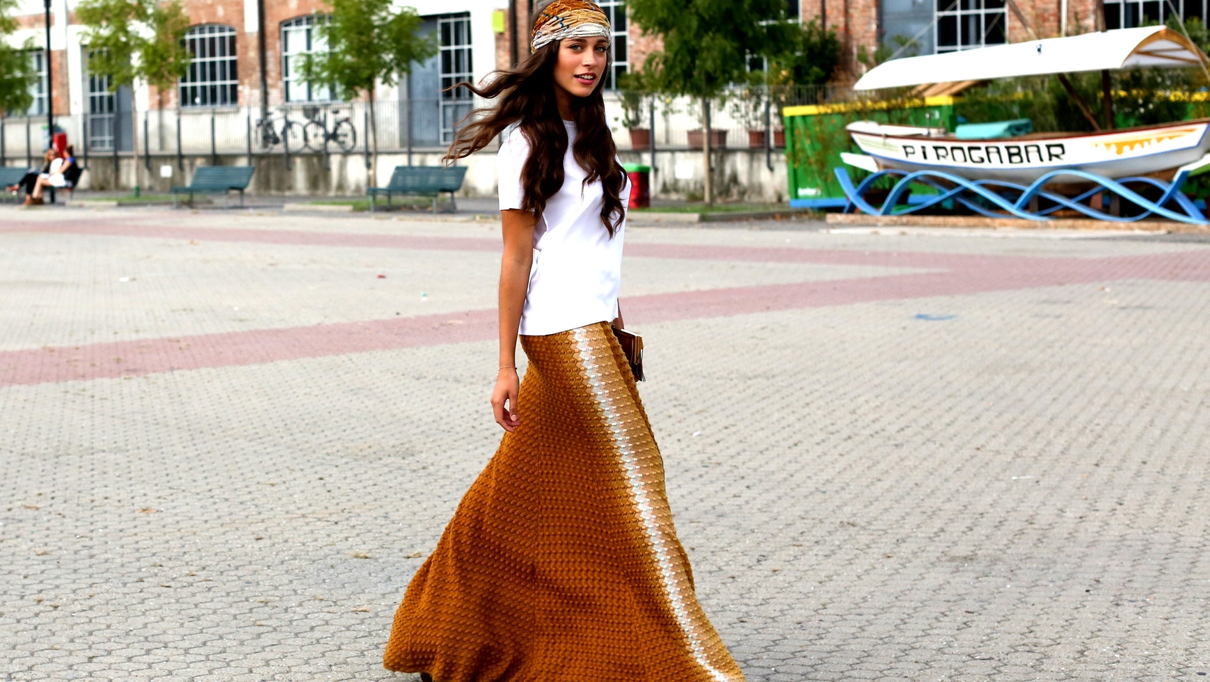 Πώς θα φορέσετε σωστά τη μάξι φούστα