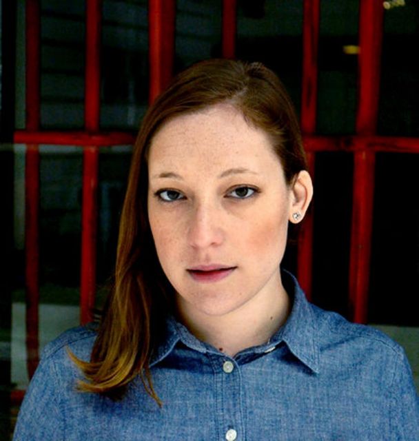 Παρουσιάζει τα βιβλία της αλλά έχει χάσει την ακοή της