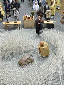 Ιαπωνικό μνημείο για όσα έντομα… δολοφονήθηκαν από άνθρωπο