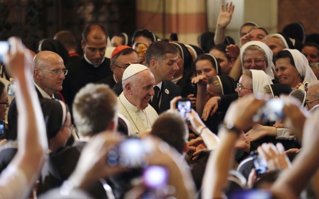 «Ποτέ πια πόλεμο!» λέει ο Πάπας ενώπιον χιλιάδων πιστών στη Βοσνία