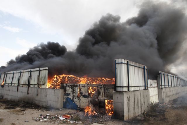 Μεγάλη πυρκαγιά σε εξέλιξη σε εργοστάσιο ανακύκλωσης στον Ασπρόπυργο