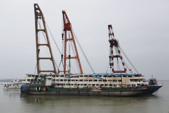 Κίνα: Ξεπέρασαν τους 400 οι νεκροί του ναυαγίου στον Γιανγκτσέ