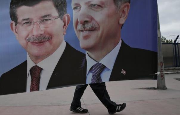 Όλα στο τραπέζι για τον Νταβούτογλου, από συνασπισμός μέχρι πρόωρες