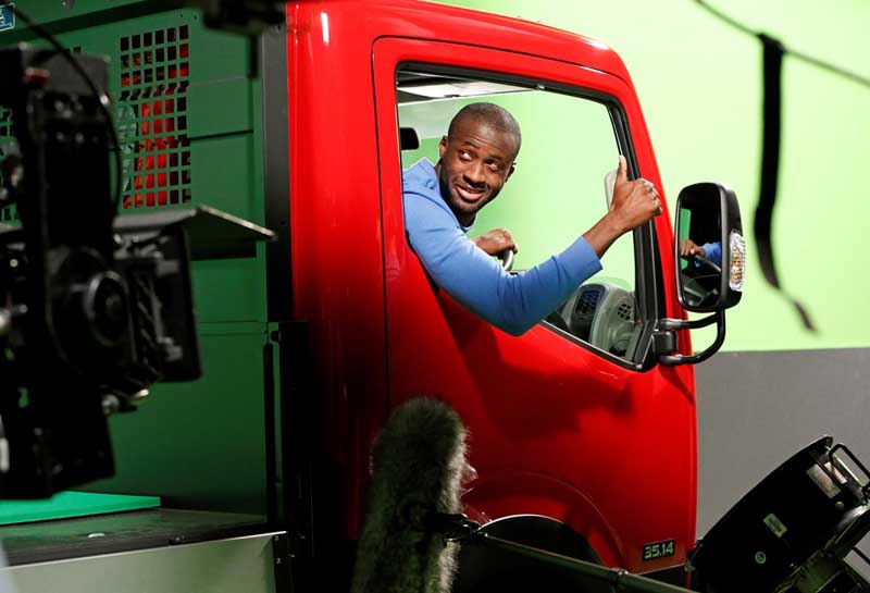 Video: Όταν η Nissan παίζει μπάλα με το Yaya Toure σε αυτo-κινούμενο γήπεδο