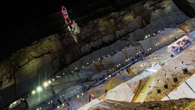 Το βράδυ διεξάγεται το φαντασμαγορικό X-Fighters