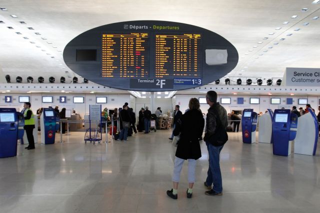 Υπόθεση «Terminal» για δύο κοριτσάκια στο αεροδρόμιο του Παρισιού