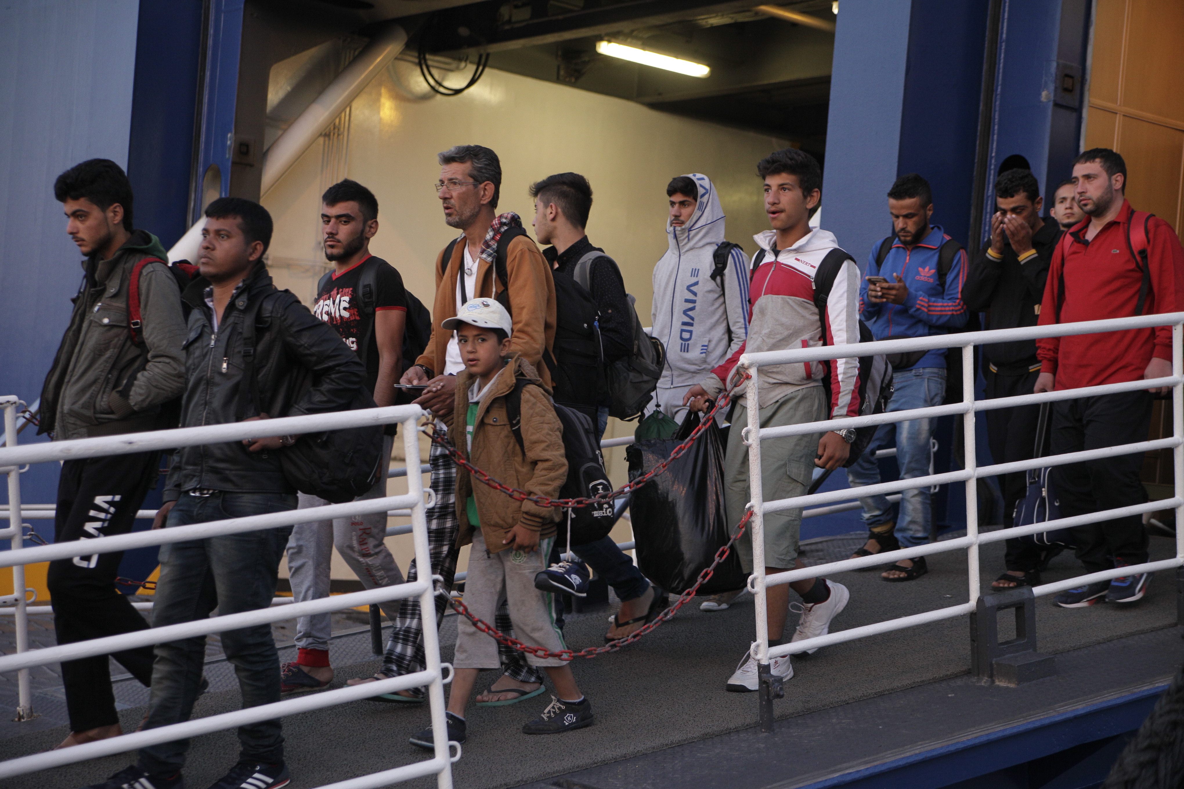Στην Αθήνα μεταφέρθηκαν 1.800 μετανάστες από τη Λέσβο