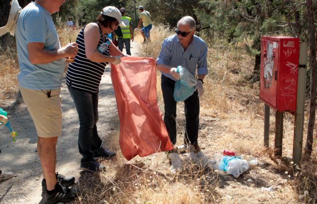 Εθελοντές καθάρισαν το πολύπαθο Πάρκο Τρίτση στην Αθήνα