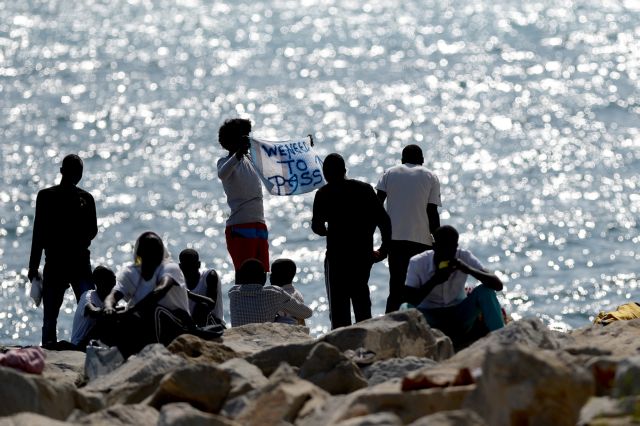 Μετανάστες διαμαρτύρονται στα σύνορα Ιταλίας-Γαλλίας, απειλή Ρέντσι για plan B