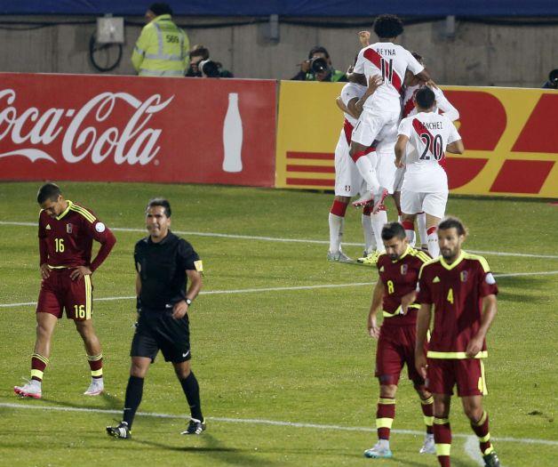 Το Περού κέρδισε τη Βενεζουέλα και έβαλε «φωτιά» στον όμιλο