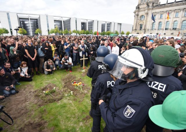 Γερμανία: Αμφιλεγόμενη δράση μπροστά στη Βουλή με «φέρετρα» μεταναστών
