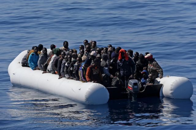 Νεκρός από πυροβολισμό μετανάστης σε φουσκωτό που έπλεε προς Ιταλία