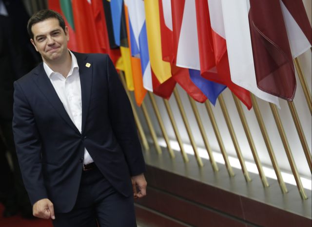 Politico: Ο Τσίπρας έστειλε πίσω τη μπάλα στο γήπεδο της Ευρώπης