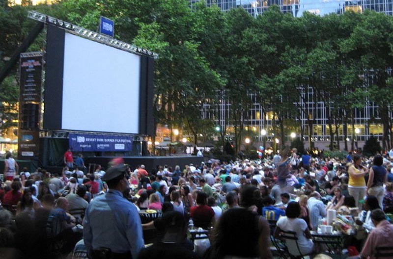 Πλατείες της Καλλιθέας μετατρέπονται σε θερινά σινεμά