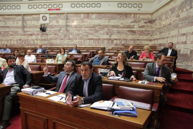 Καβγάς κυβέρνησης-Αντιπολίτευσης στη Βουλή με φόντο τη συμφωνία